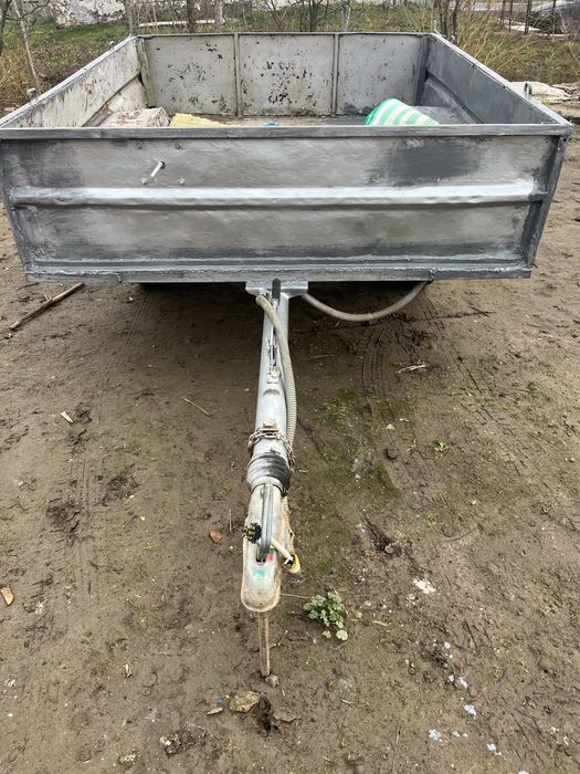 Remorca romaneasca cu arcuri si sistem de franare