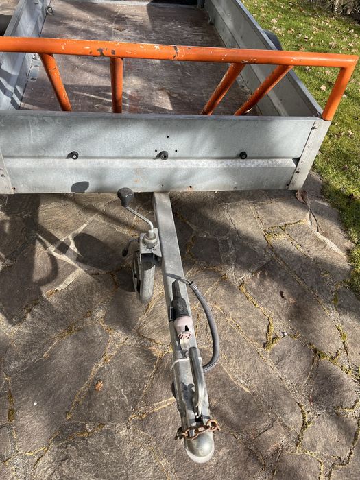 Ремарке за лек автомобил с стойка за мотори