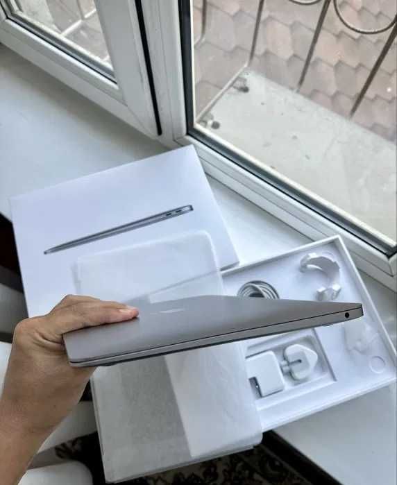 MacBook  Air M1  8/256  tinniq