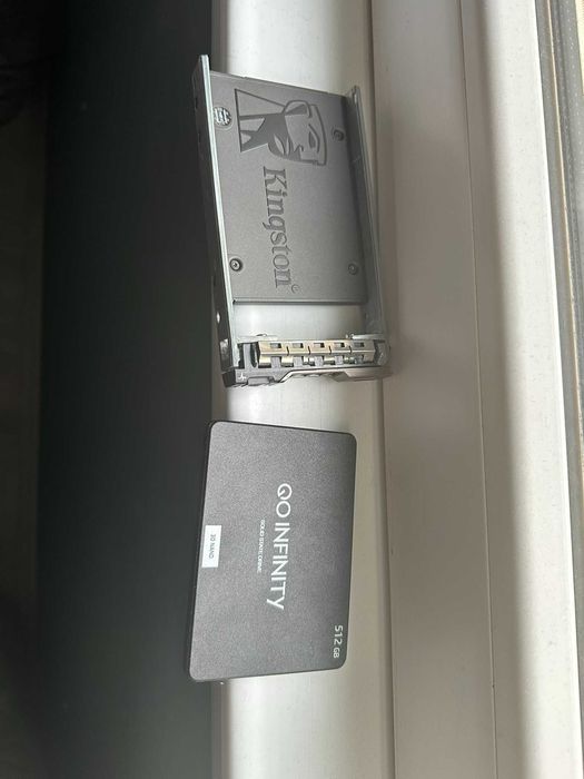 ЛОТ от SSD-та и caddy-та за сървъри