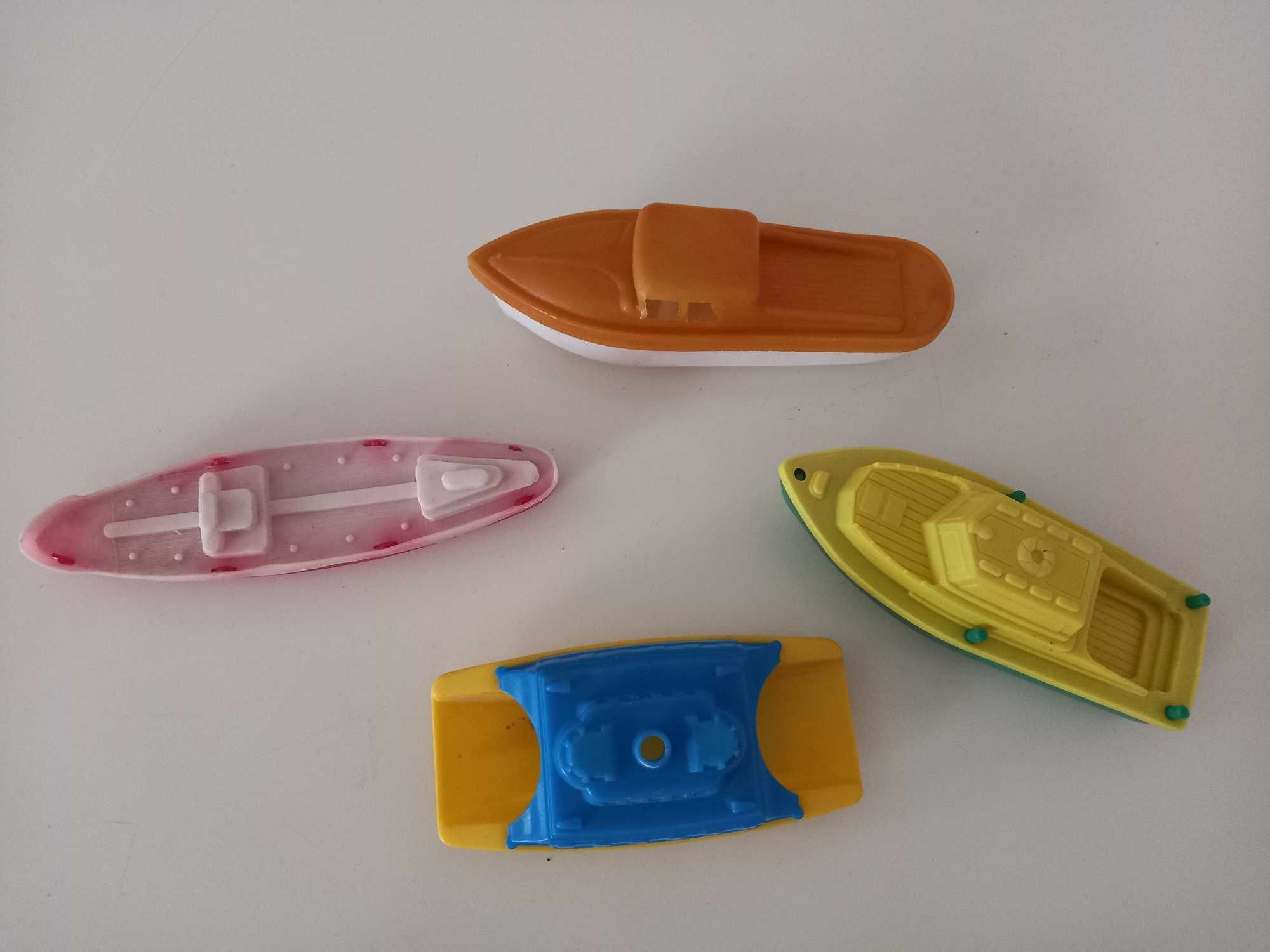 Стари играчки: лодка с пингвини, 4 лодки и 4 Фолксвагена, пластмаса.
