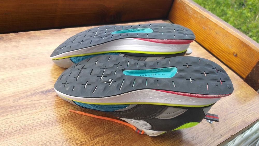 Продавам цветни маратонки