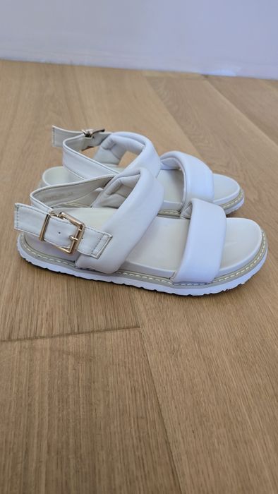 Дамски кожени сандали