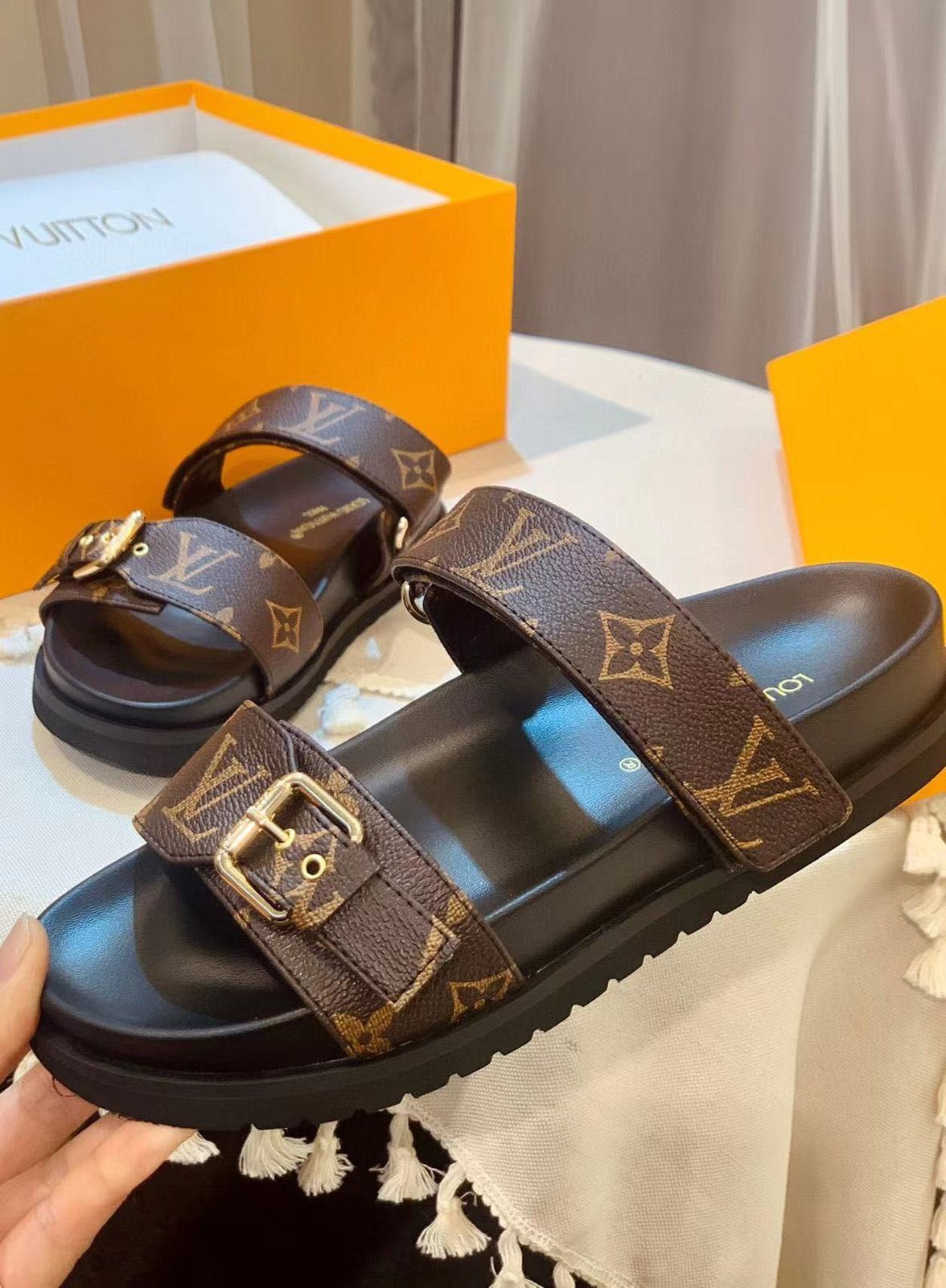 Шлепки кожаные LOUIS VUITTON