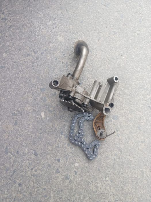 Vând pompa de ulei vw pasat b6