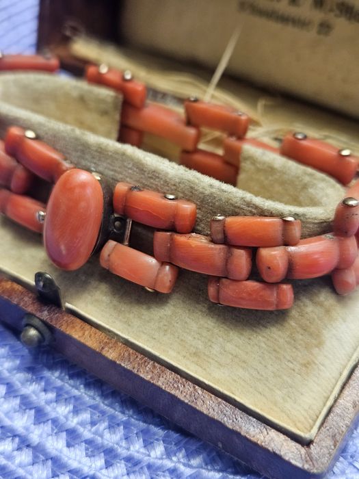 Гривна от  Momo корал 18k злато, 1920г.