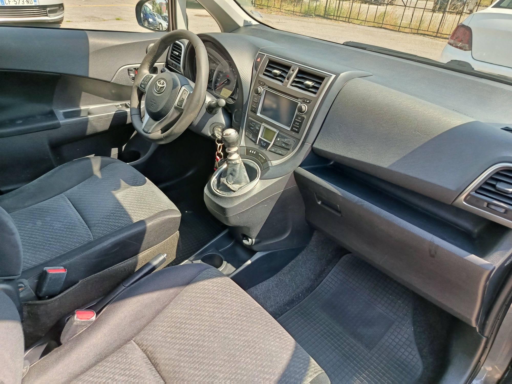 Продавам Toyota verso s