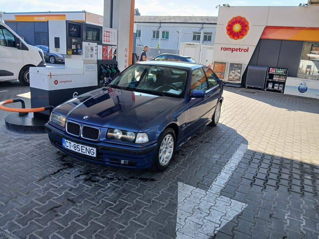 BMW Seria 3 Compact, cunoscut și sub denumirea de BMW E36 Compact.