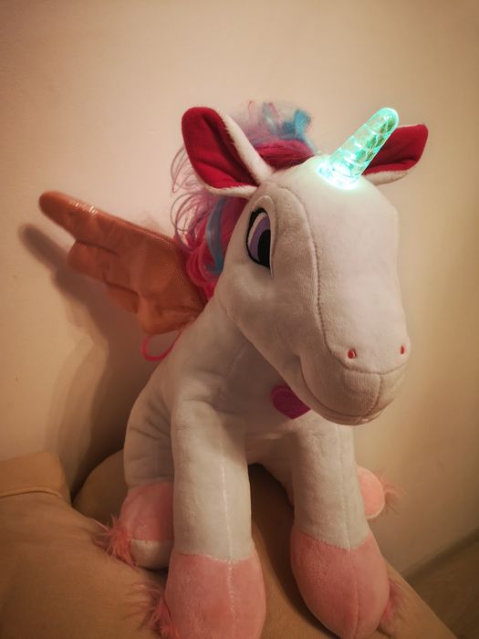Jucărie Luana - Unicornul interactiv cu sunete și lumini de plus