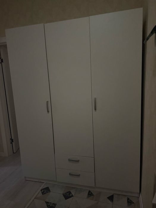 Продам трехдверный шкаф