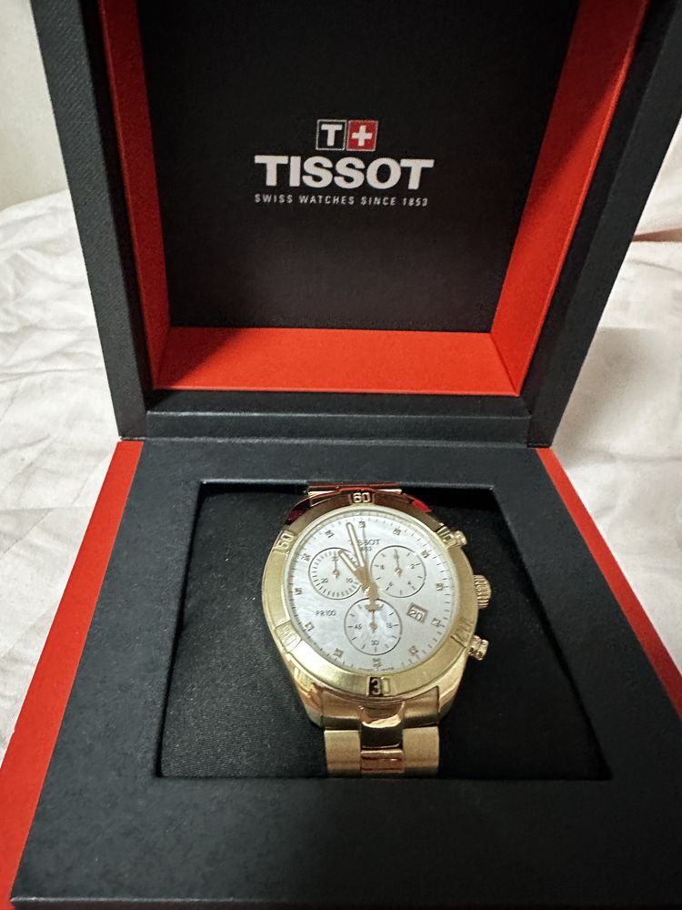 Часовник Tissot s 12 диаманта и уникален цвят