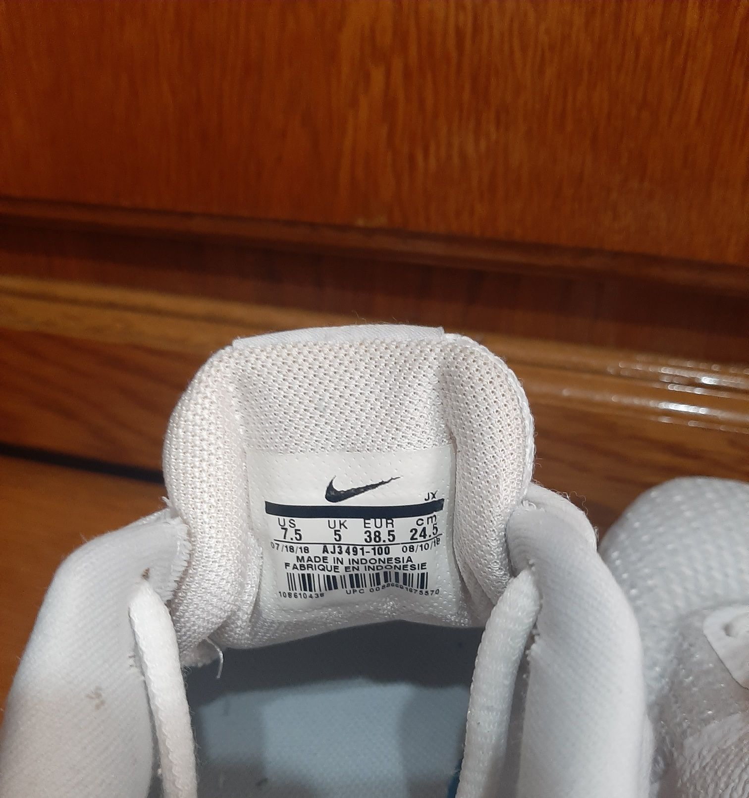 Adidași albi Nike