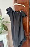 Rochie neagra cu o maneca lasata