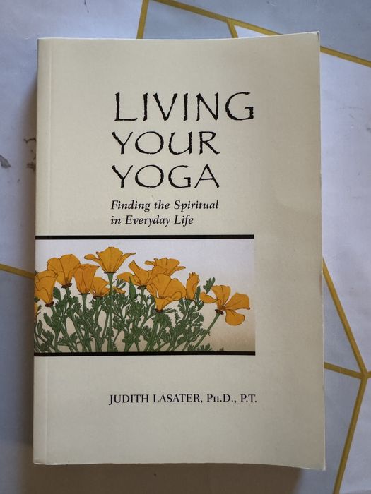 Продам книгу на английском языке Living your yoga