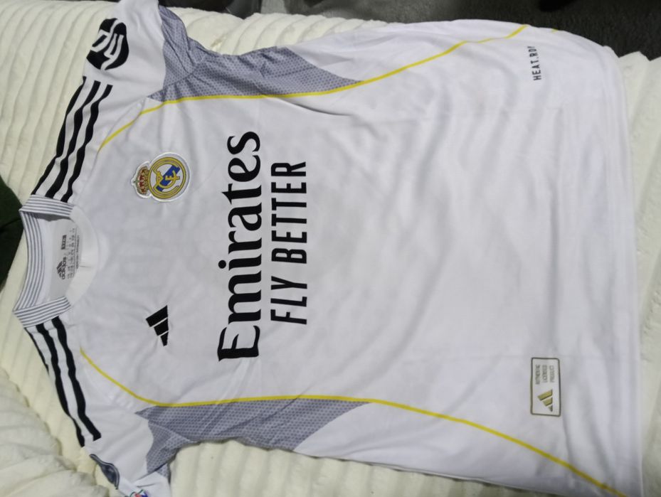 Vând 2 tricouri absolut noi, unul cu tot cu short.Fotbalisti celebri