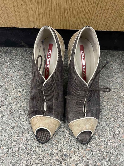 Естествени обувки на ток