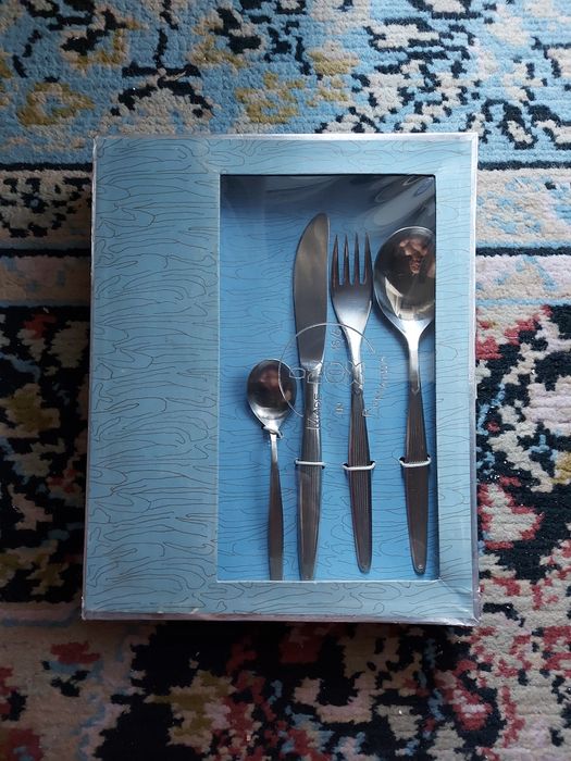 Vând vesela,farfurii, tacâmuri  pahare,cești,etc.