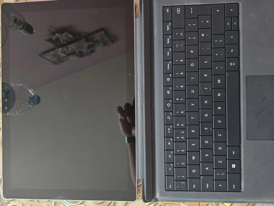 Microsoft Surface 4 pro i5 6th/4GB  RAM 128 GB SSD