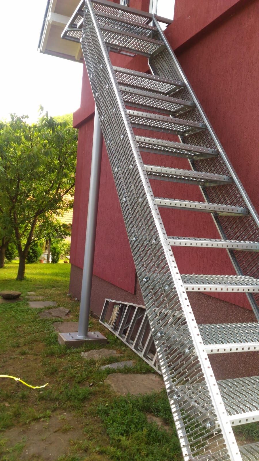Scară metalică zincata cu balustrada 3,6,mm g