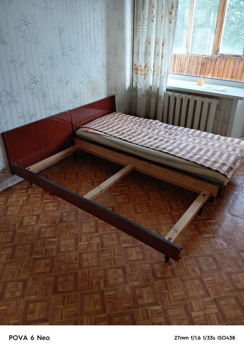 Продам две кровати с матрасами, полуторки.