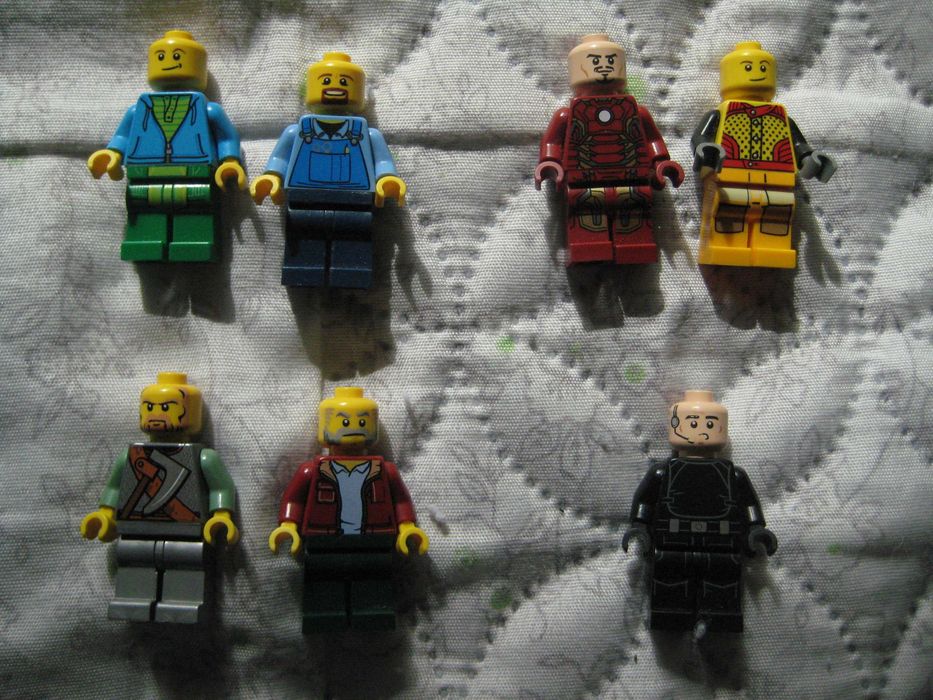Продавам LEGO фигурки човечета