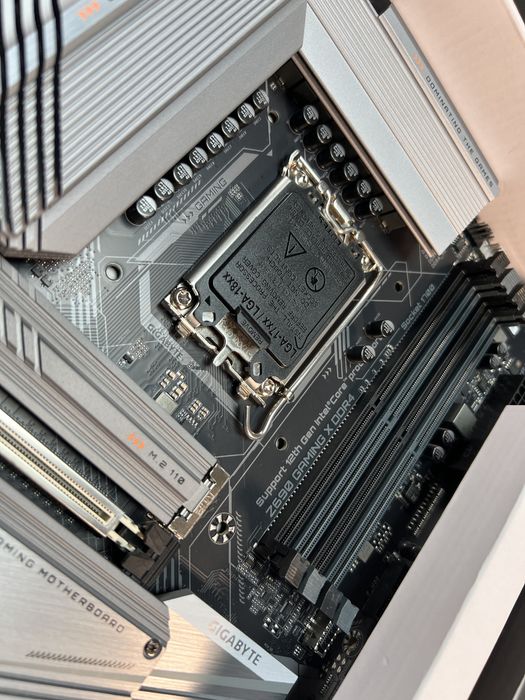 Gigabyte Z690 Gaming X DDR4 – LGA1700 – stare foarte bună