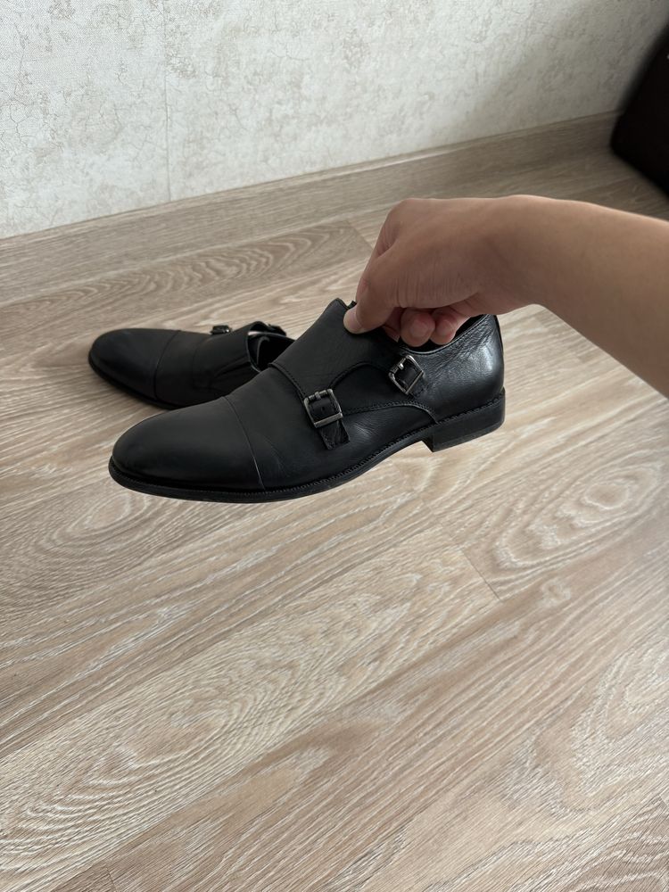 Элегантные черный мужские туфли