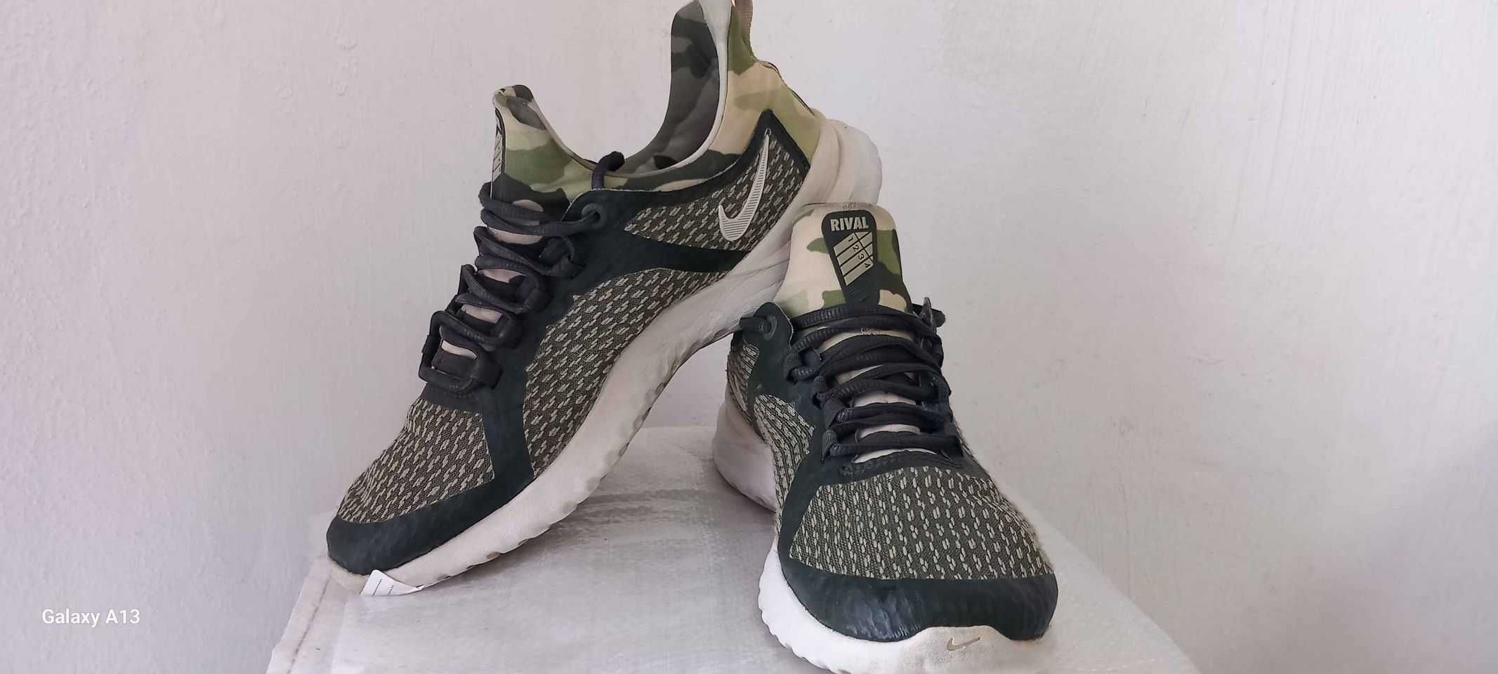 Nike подновява мъжките спортни обувки за бягане в зелено