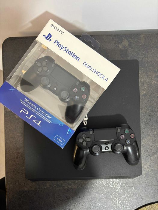 PS4 PRO cu 2 manete/controlere + 6 jocuri