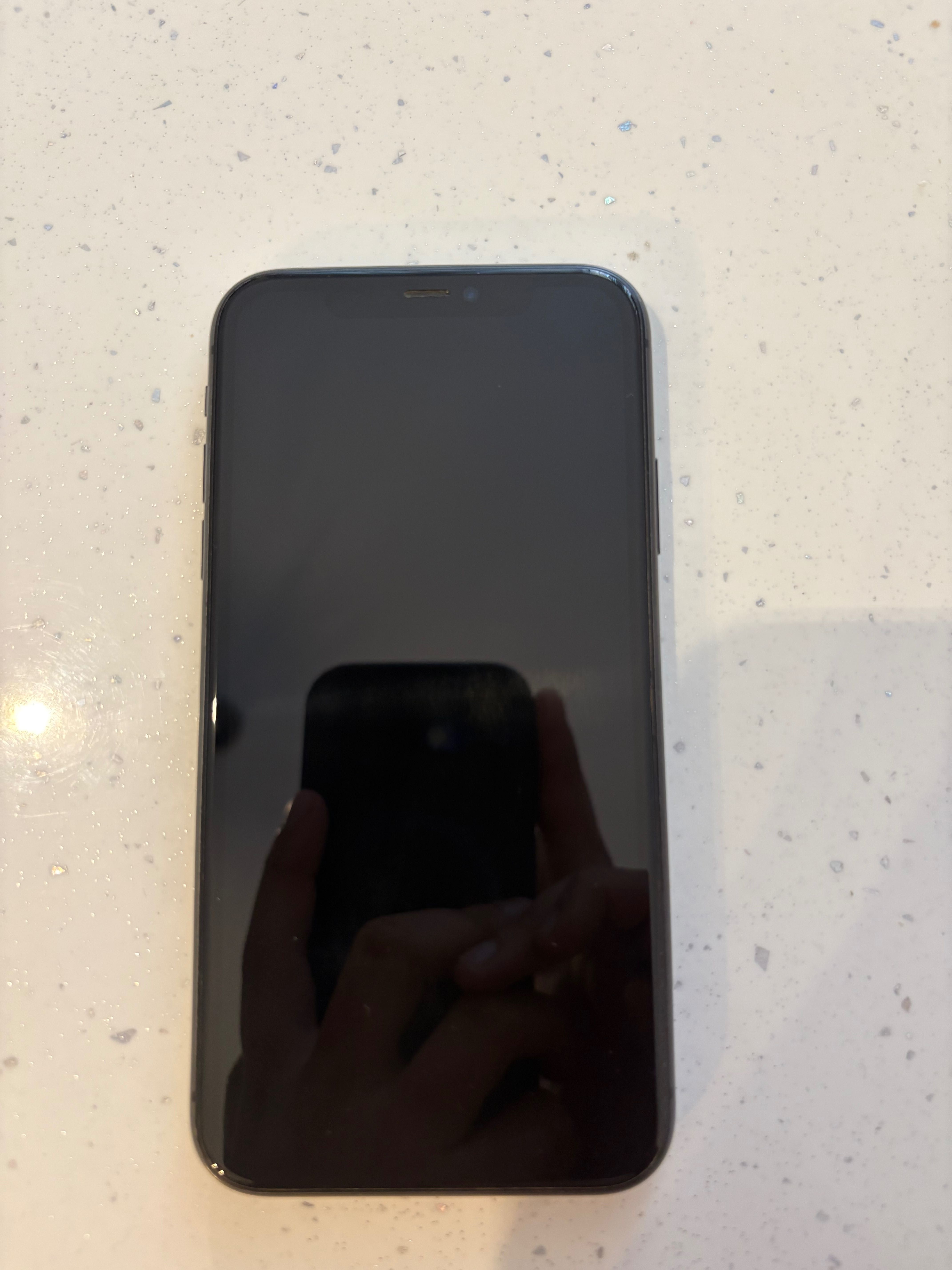 Продавам IPhone 11