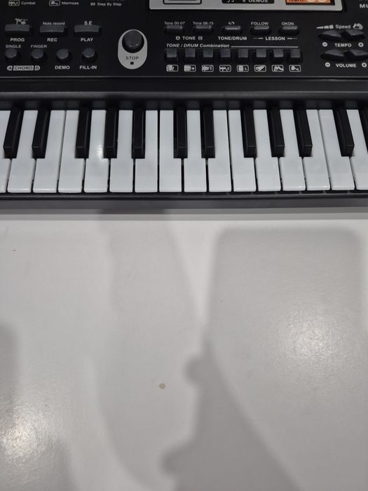 Продам синтезатор маленький