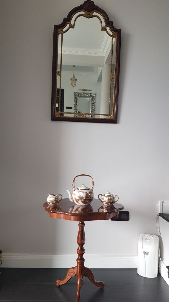 Măsuță veche pentru cafea , din lemn cu intarsii florale pe blat