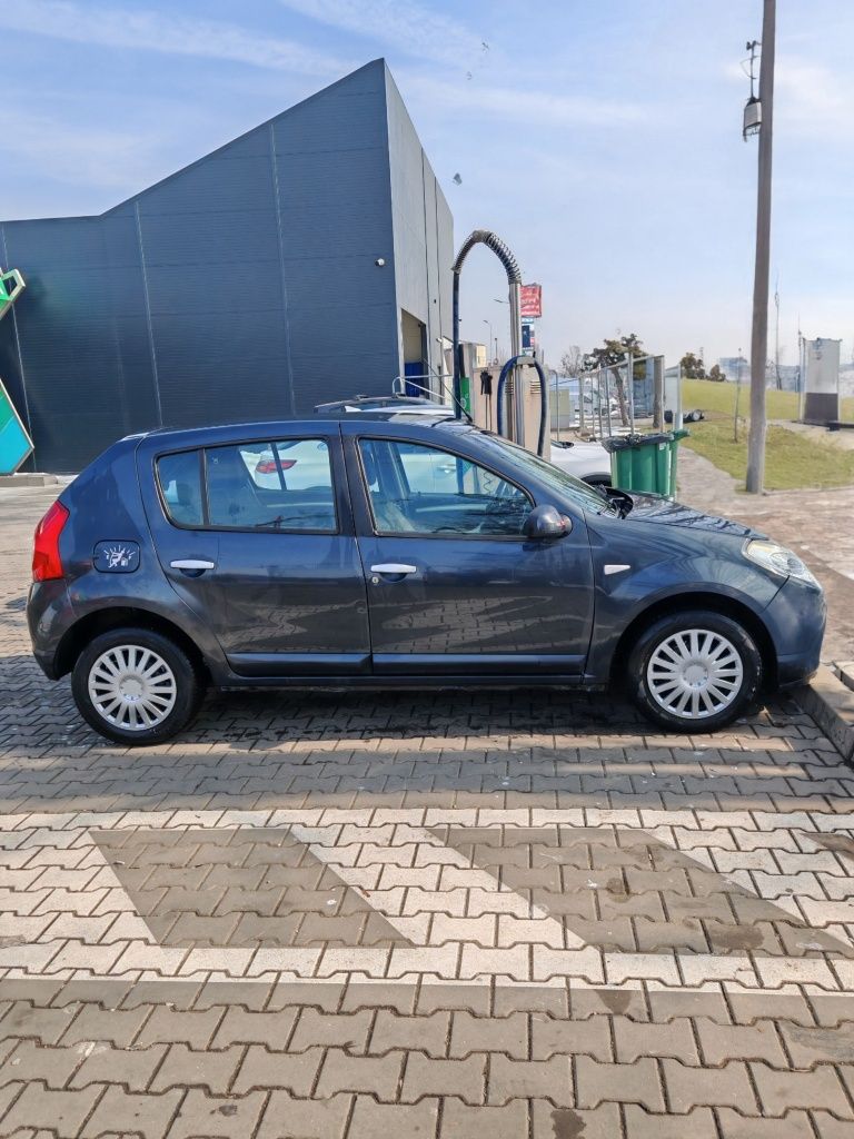 Vând Dacia Sandero 2008 1.6 benzina
