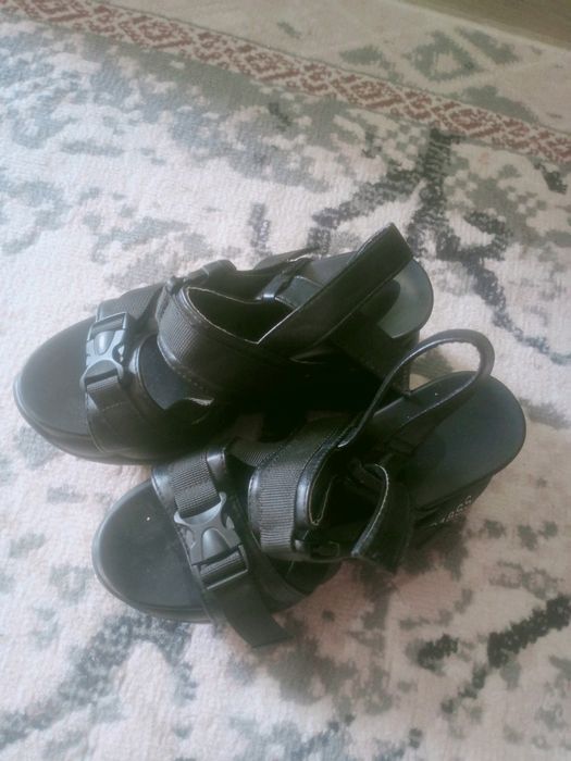 Продам обувь! Сандалии на платформе!