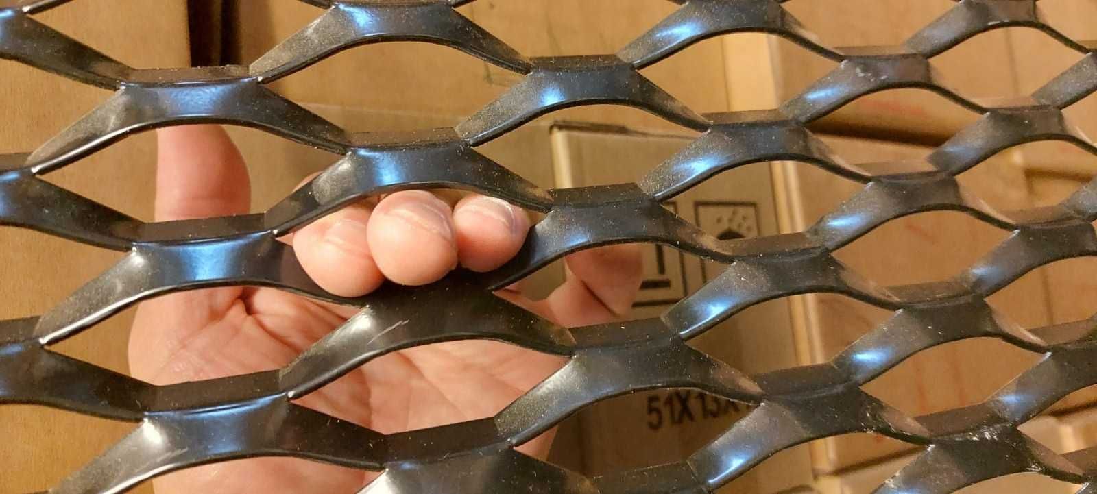 Grila de protectie  in bara auto