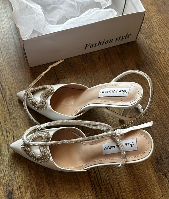 Дамски обувки на ток с камъчета