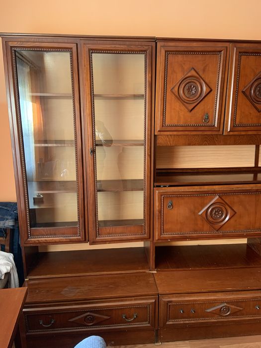 Mobila veche din lemn masiv.