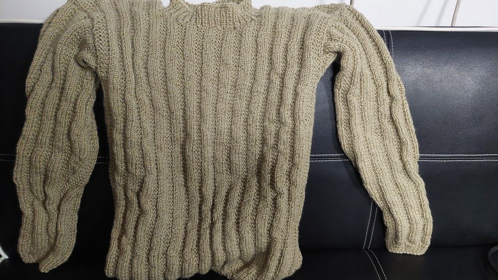 Дамски пуловер зимен размер М ръчно плетиво