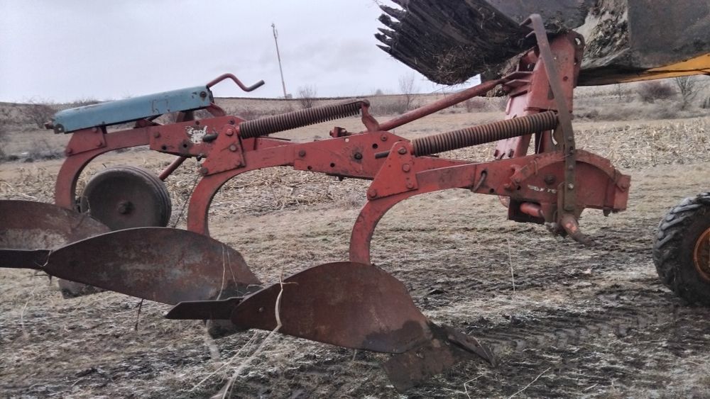 Vând plug cu 3 cormane