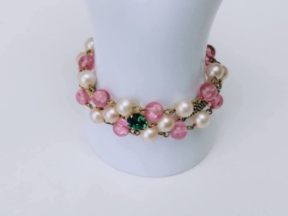 Veche bratara din perle false, margele roz si piatra verde