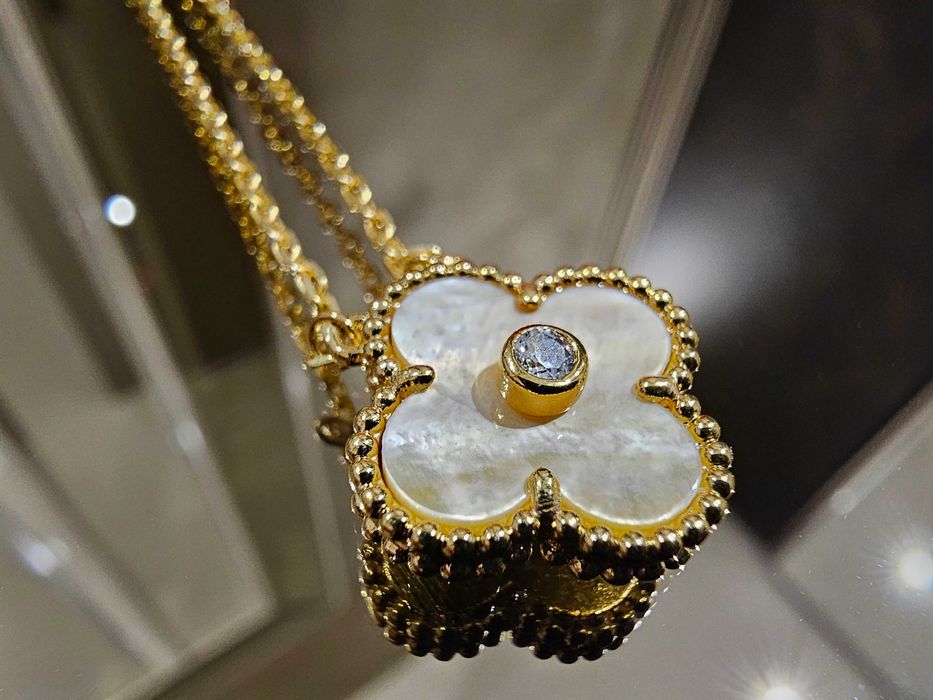 Van Cleef & Arpels VCA Gold Cream Mother of Pearl Diamond Clover Колие