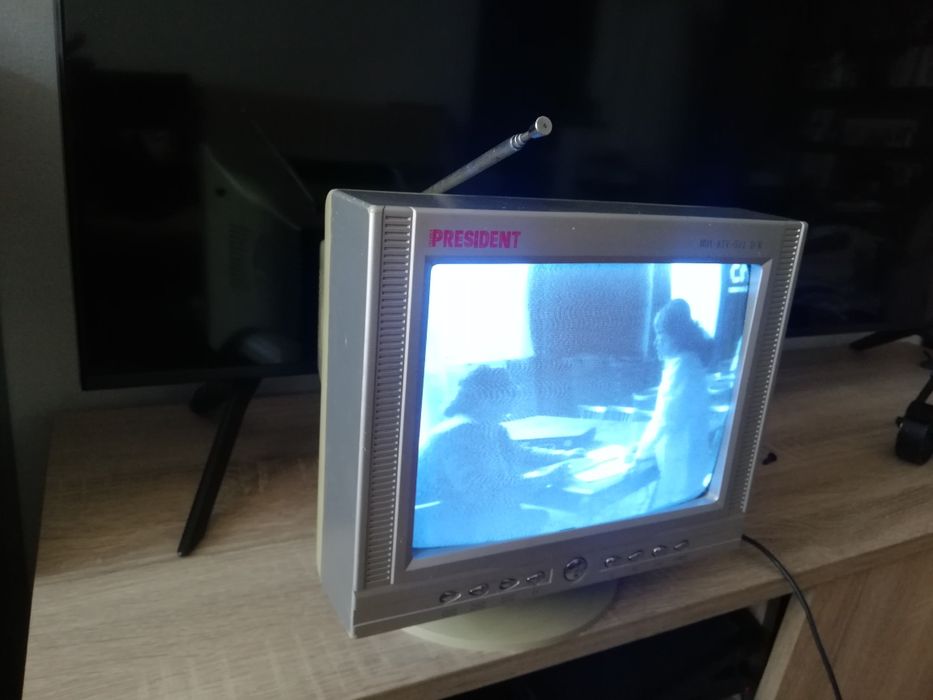Vând televizor camping, 12v-220v alb-negru portabil.