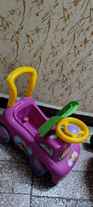 Vând mașinuță bebeluș