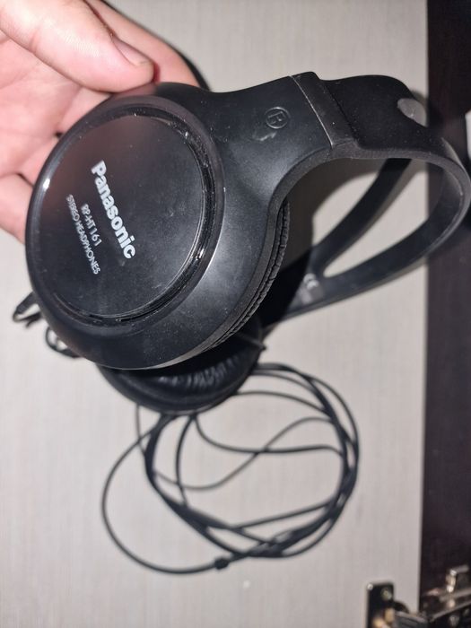 Наушники          .