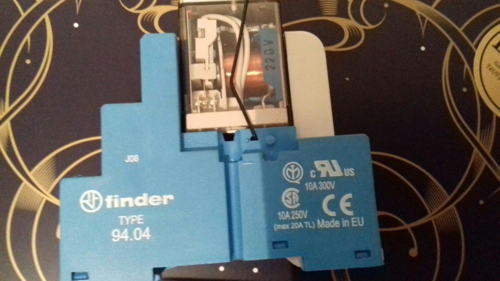 Releu Finder 220V dc