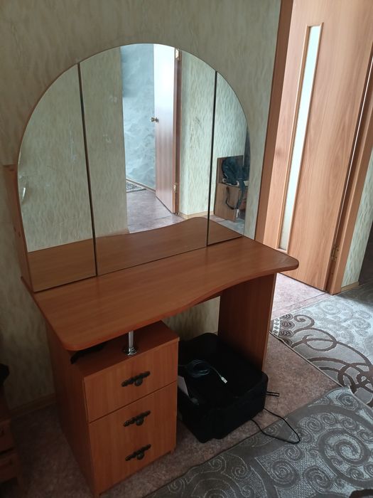 Продам трюмо для спальни
