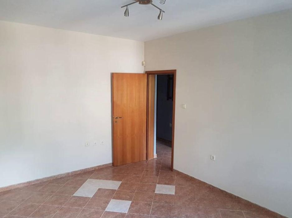 Дава се под наем Тристаен апартамент в София, Стрелбище - 80 кв.м за 550 € - Снимка #1