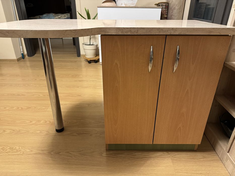 Удобно бюро с много здрав и дебел плот и шкаф