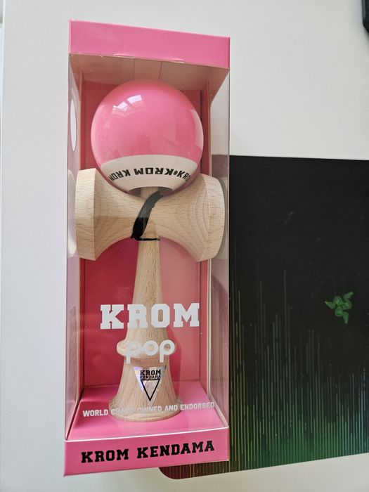 Kendama Krom POP LOL sticky lucios, roz, nou (curier)