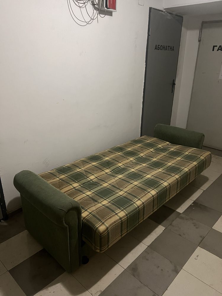 Много добре запазен диван